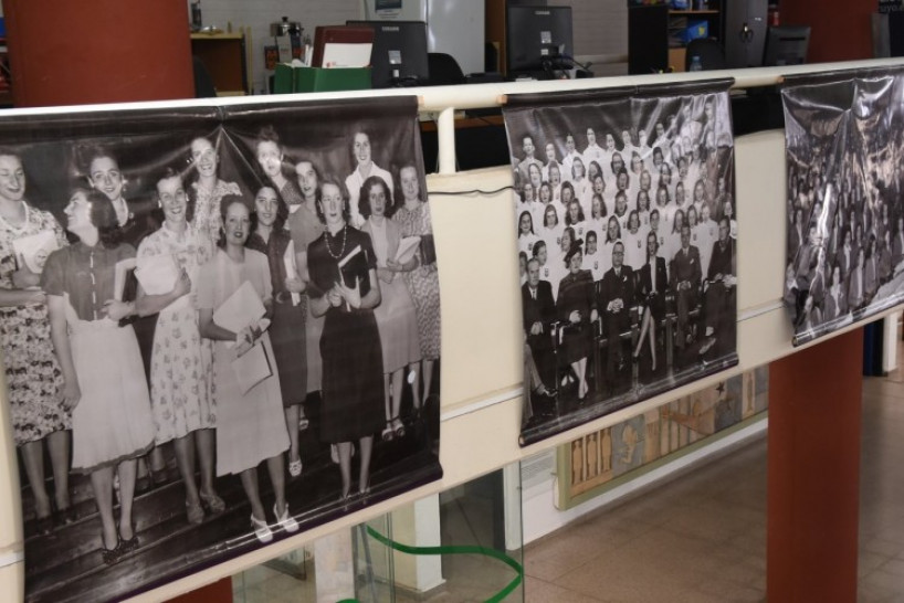 imagen Muestra Fotográfica reúne imágenes de mujeres importantes de la UNCuyo a partir de 1939.